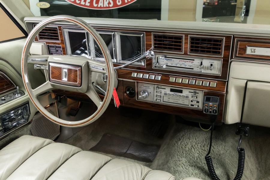 Торпедо Lincoln Continental Mark VI Sedan 1980 года  (фото 85 из 111)